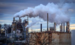 Nadwyżka ropy na rynku. Ceny będą spadać? Oto najnowsza prognoza