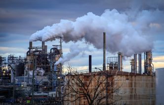 Nadwyżka ropy na rynku. Ceny będą spadać? Oto najnowsza prognoza