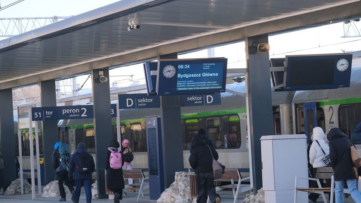 Pasażerowie wysiadający z pociągu na stacji Lublin Główny
