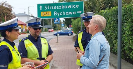 Dużo szybciej robi się ciemno. Kierowcy nie widzą Cię. Noś odblask. Ceń swoje życie