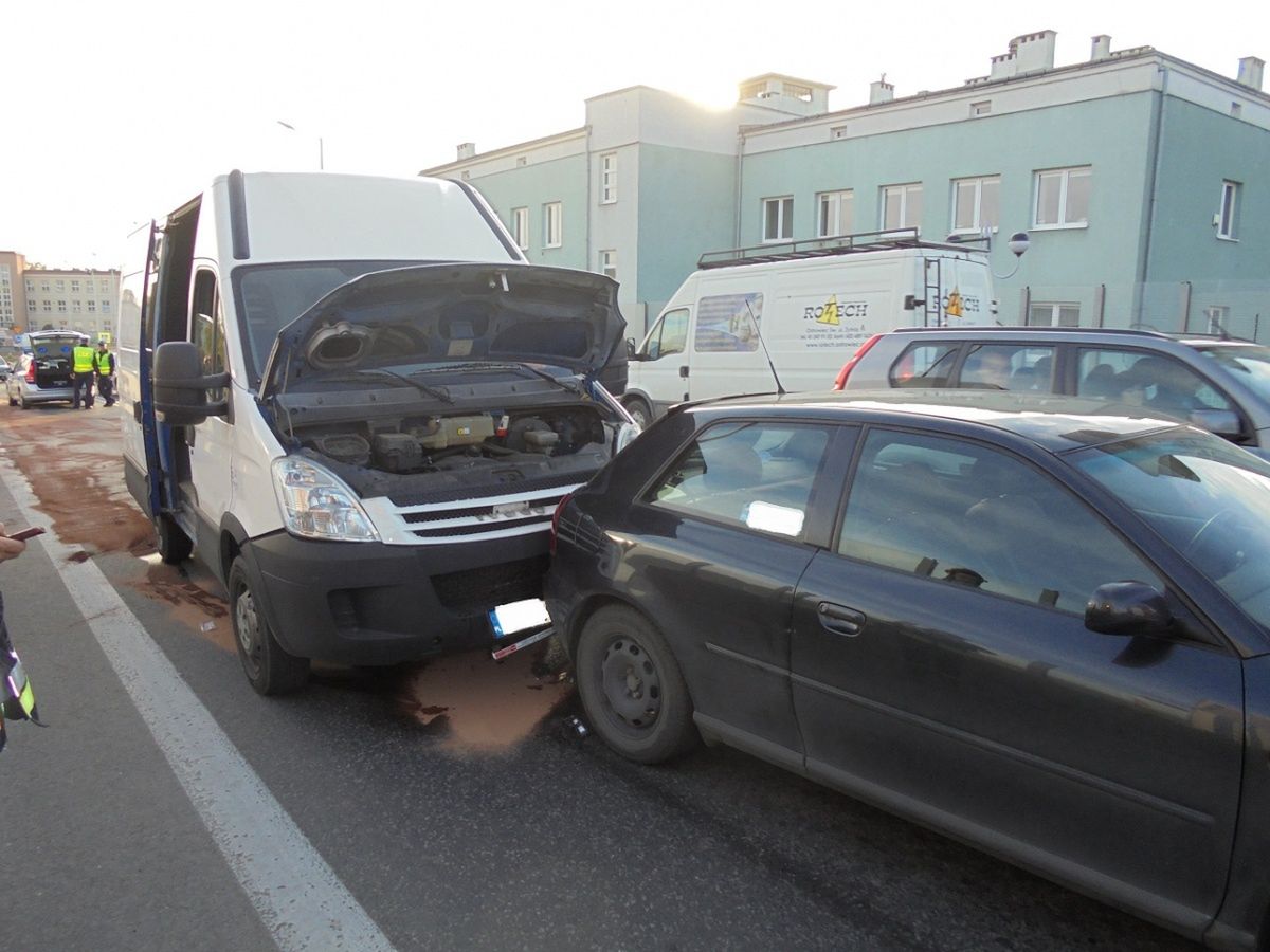 Zderzenie trzech samochodów na wiadukcie