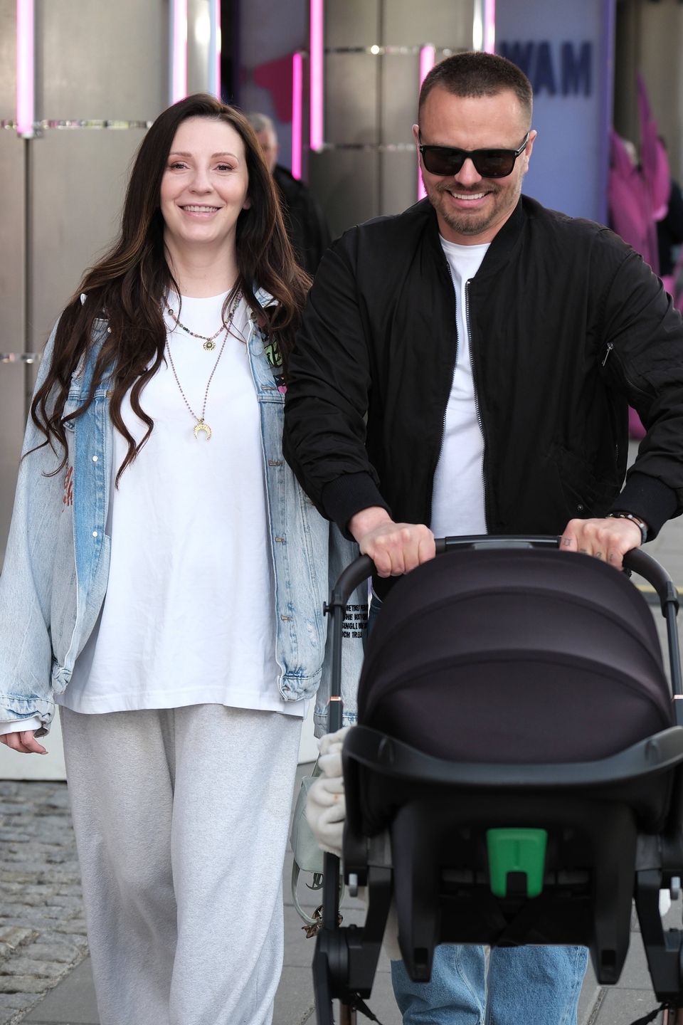 Dominika Serowska i Marcin Hakiel na spacerze z Romeo