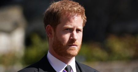 Były służący roylasów drwi z księcia Harry'ego: "Zajęłoby mu dwa tygodnie, gdyby sam miał założyć spodnie..."