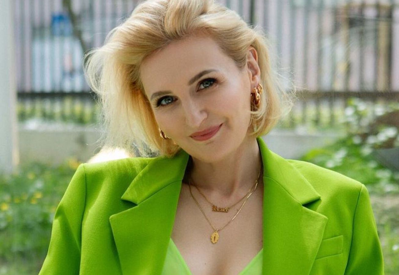 Reni Jusis stawia na kontrowersyjne połączenie marynarki i stanikaInstagram/renijusisofficial