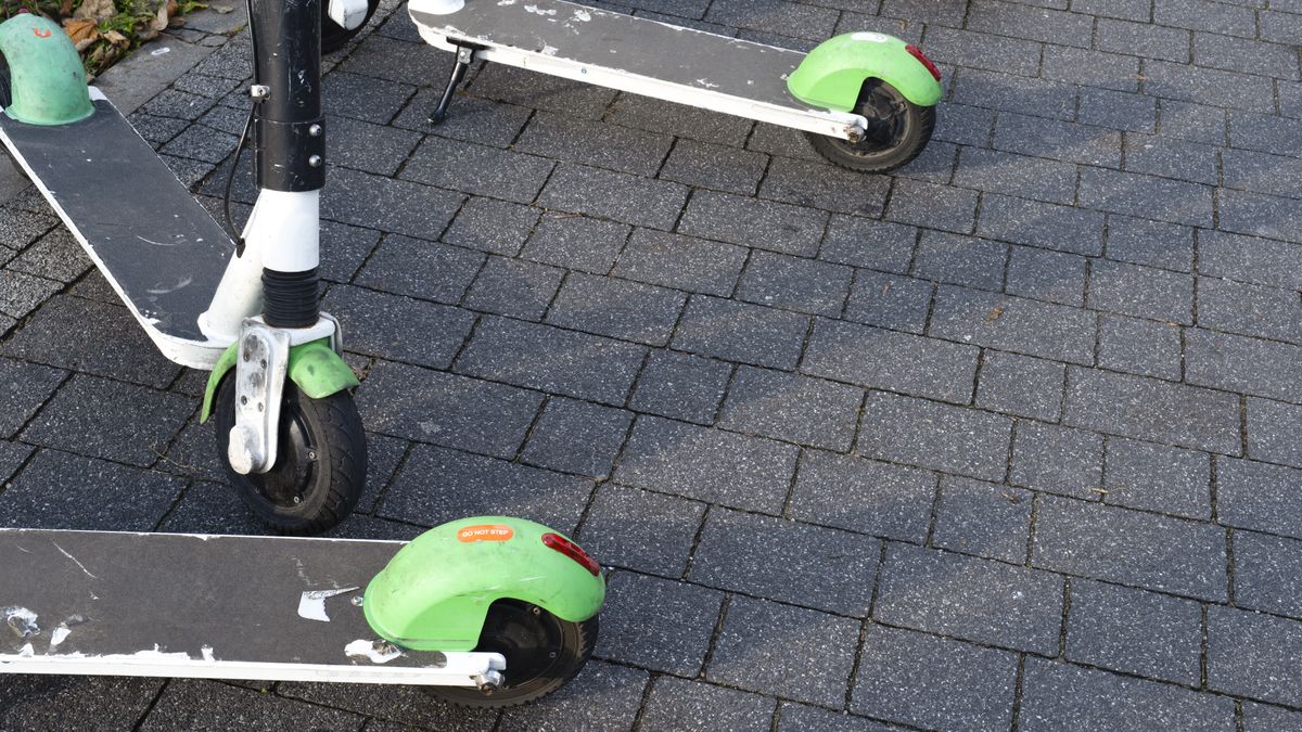 Elektryczne hulajnogi odwożone są na parking strzeżony 