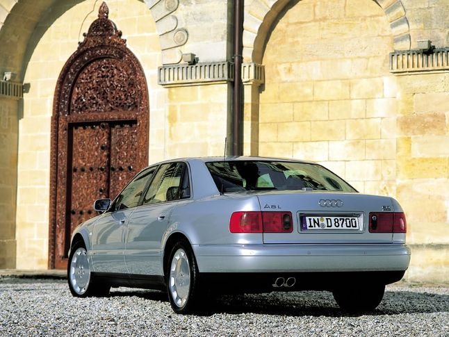 Uwaga na ultraluksusowe Audi A8 W12. Jest ultradrogie w naprawach.