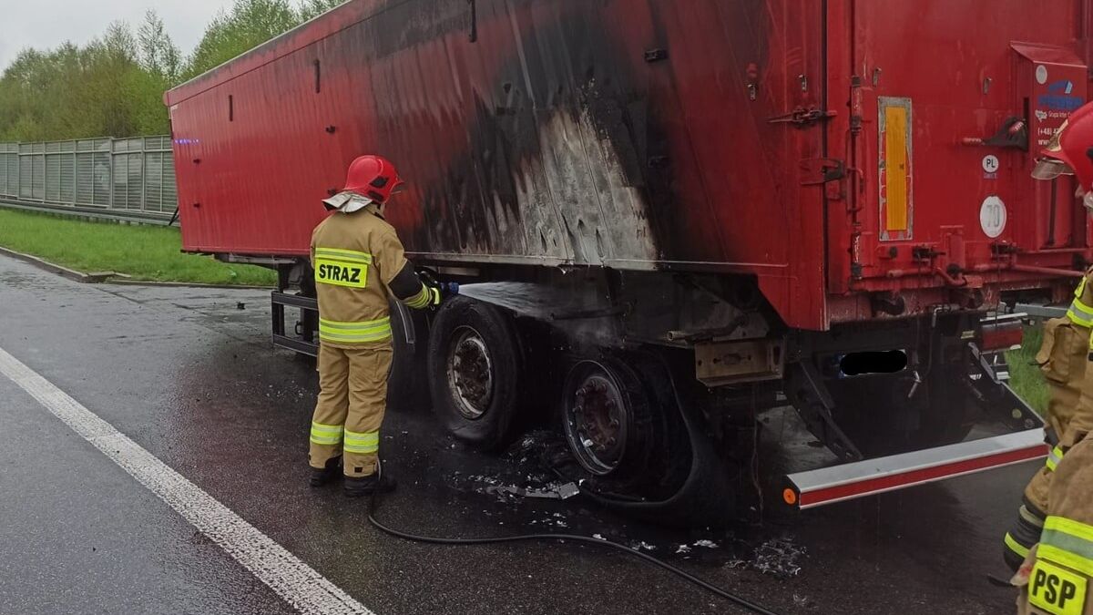 Pożar naczepy na drodze ekspresowej S12/S17 koło Lublina