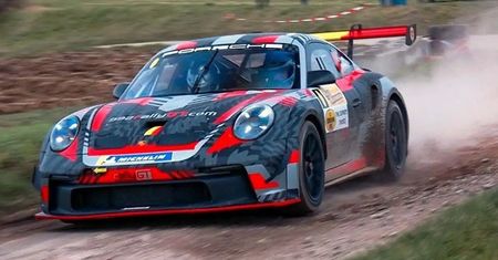 Porsche 991 GT3 Cup w roli rajdówki. Na nagraniu widać, że radzi sobie świetnie