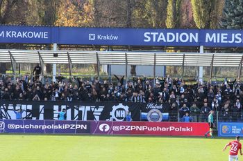 Na trybunach. Kibice na meczu Hutnik - Wisła. Komplet publiczność, fani "Białej Gwiazdy" nie weszli na stadion. A impreza zakorkowała Nową Hutę