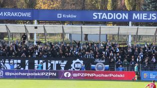 Na trybunach. Kibice na meczu Hutnik - Wisła. Komplet publiczność, fani "Białej Gwiazdy" nie weszli na stadion. A impreza zakorkowała Nową Hutę