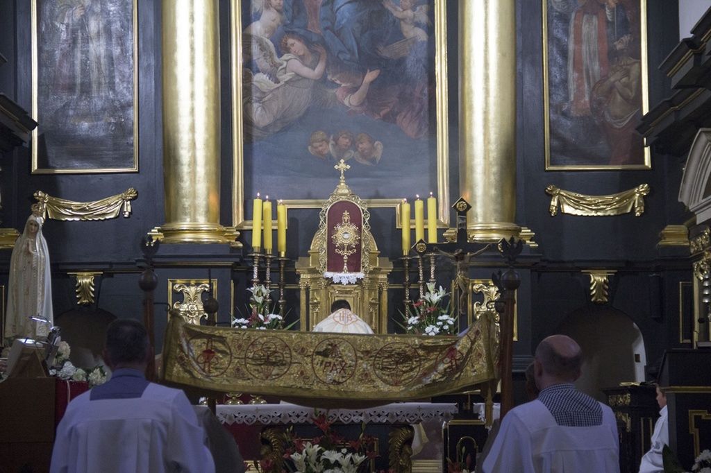 Parafianie w Nowym Wiśniczu byli zdumieni, gdy jeden z uczestników mszy świętej w niedzielę 20 października wskoczył na ołtarz / Zdj. ilustracyjne