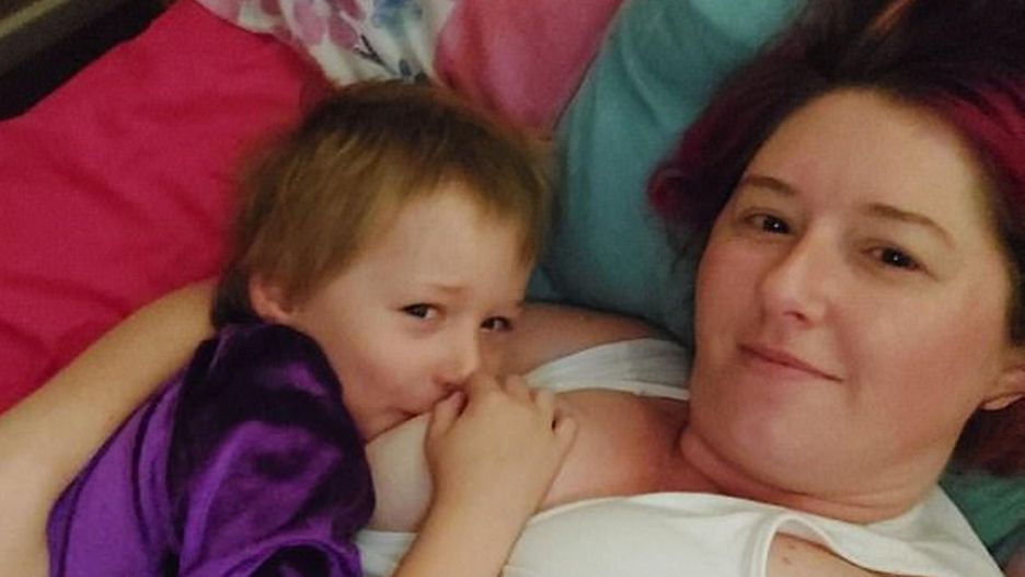 Karmi piersią przedszkolaki. Nie przestanie dopóki sami nie zrezygnują