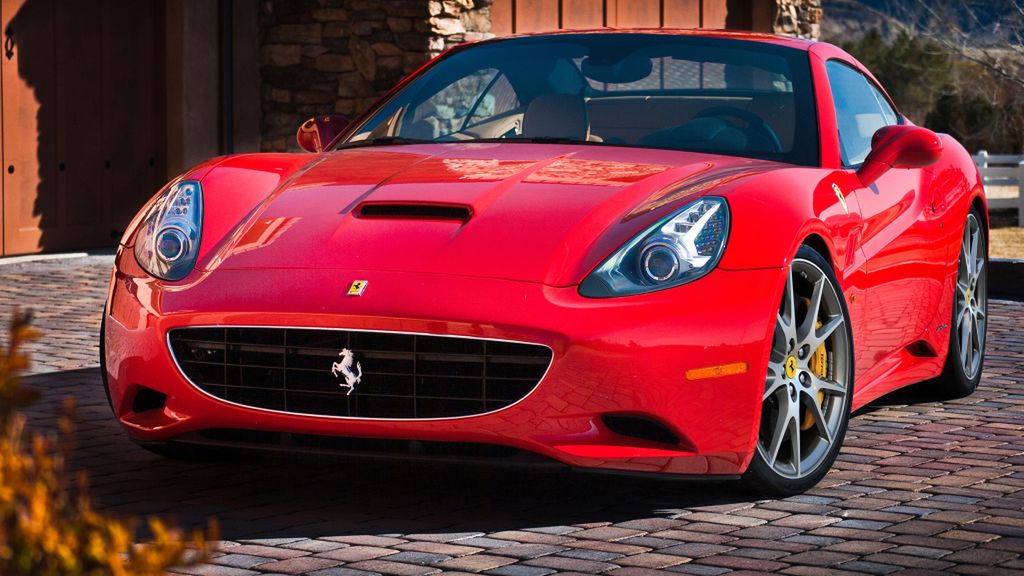 Chodzenie po nadwoziu auta wartego kilkaset tysięcy dolarów nie jest najlepszym pomysłem.