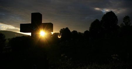 Młody mężczyzna próbował odebrać sobie życie na cmentarzu. Znaleźli go z podciętymi nadgarstkami