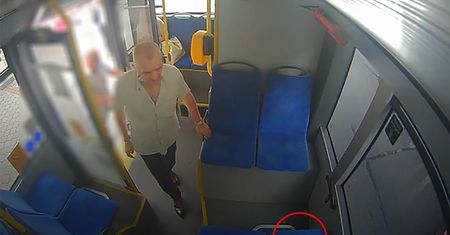 Zostawiła na siedzeniu swój telefon. Chwilę później stało się to