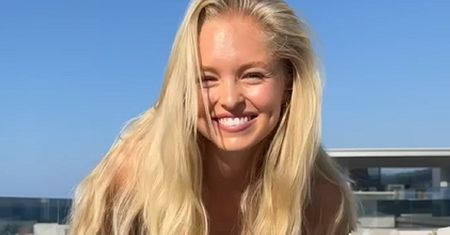 Wygrzewa się na plaży. Tychoniewicz postawiła na minimalistyczne bikini