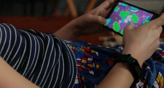 Zakaz używania telefonów komórkowych w szkołach? „Czysty populizm i plasterek na niepokój dorosłych”