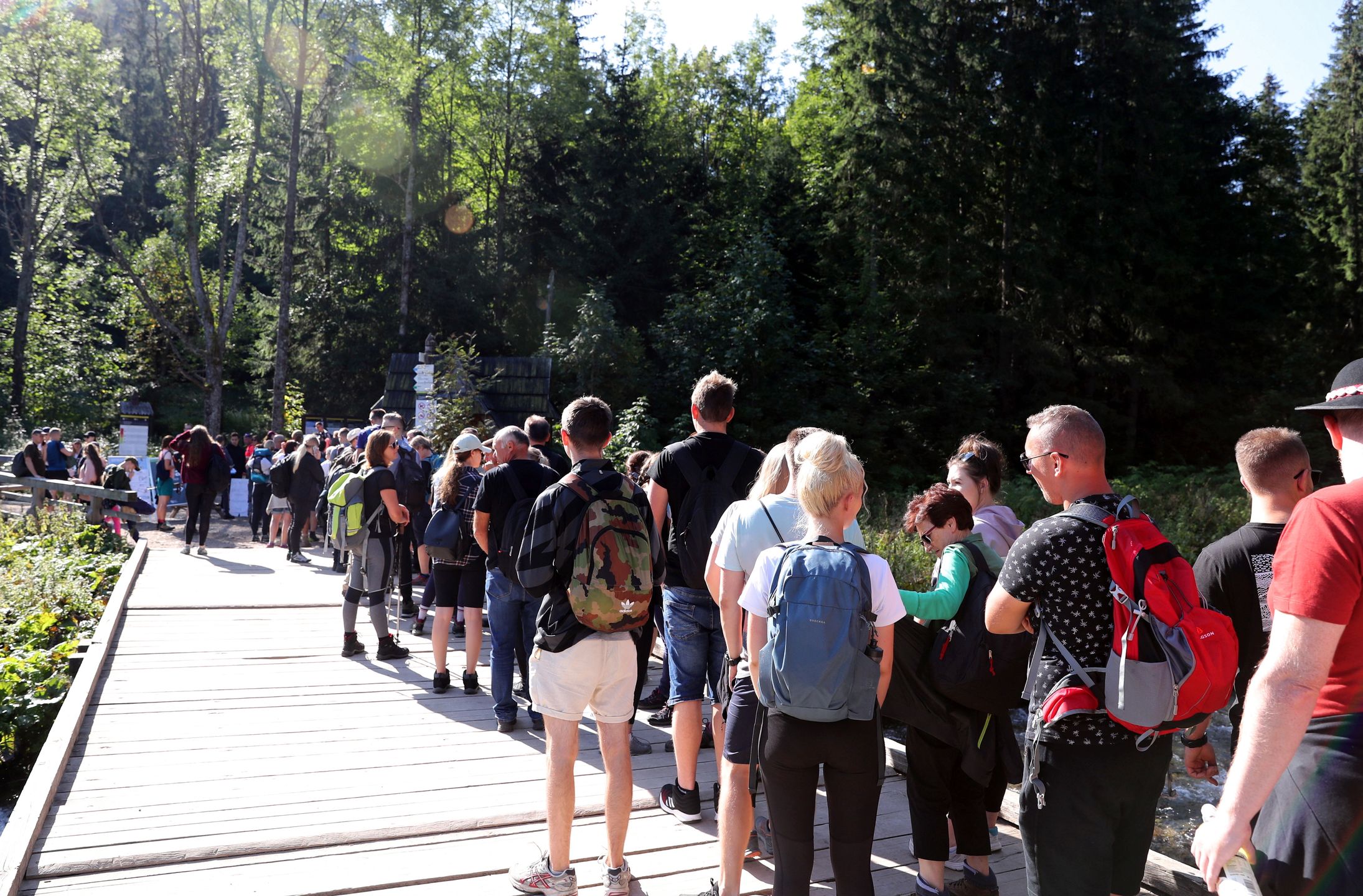 Zakopane, 12.09.2021. Kolejka oczekujących do punktu sprzedaży biletów wstępu do Tatrzańskiego Parku Narodowego w Kuźnicach, 12 bm. w Zakopanem. Słoneczny weekend przyciągnął w Tatry tłumy turystów. (aldg) PAP/Grzegorz Momot
***Zdjęcie do depeszy PAP pt. Małopolska/ Weekendowe oblężenie Tatr; tłumy na szlakach i interwencje TOPR***