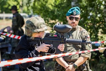 Zakładali maski i uczyli się korzystać z broni. Akcja Trenuj z Wojskiem w Bydgoszczy