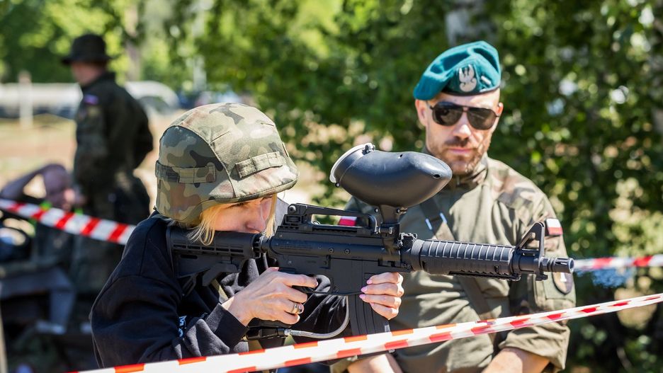 Udział w wydarzeniu jest bezpłatny, a liczba miejsc ograniczona. Wystarczy odwiedzić stronę Ministerstwa Obrony Narodowej lub konkretnej jednostki np.: 1 Pomorskiej Brygady Logistycznej, wybrać termin i miejsce