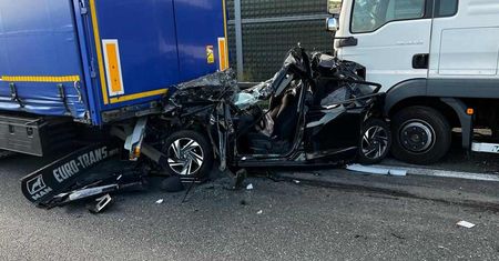 Gigantyczny korek na A2. Ciężarówki zmiażdżyły osobówkę
