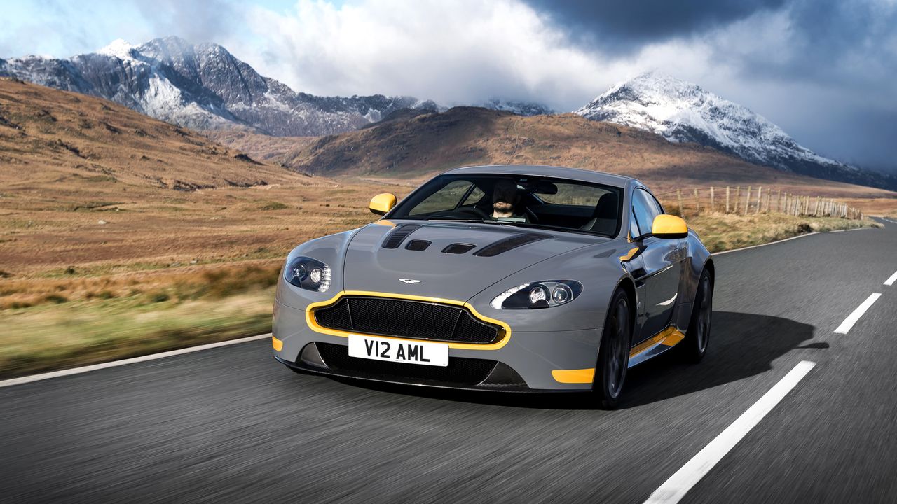 Aston Martin V12 Vantage S na rok 2017 z 7-biegową skrzynią ręczną