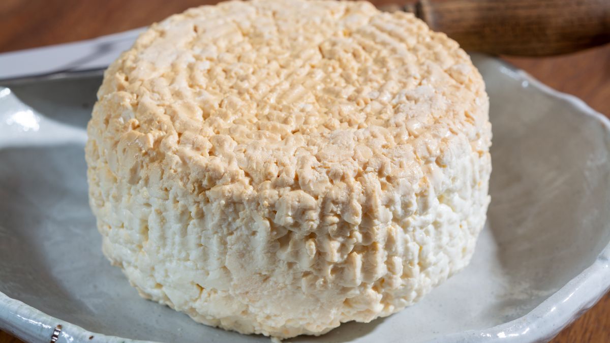 Wędzony twaróg możesz podać z owocami lub ostrymi dodatkami