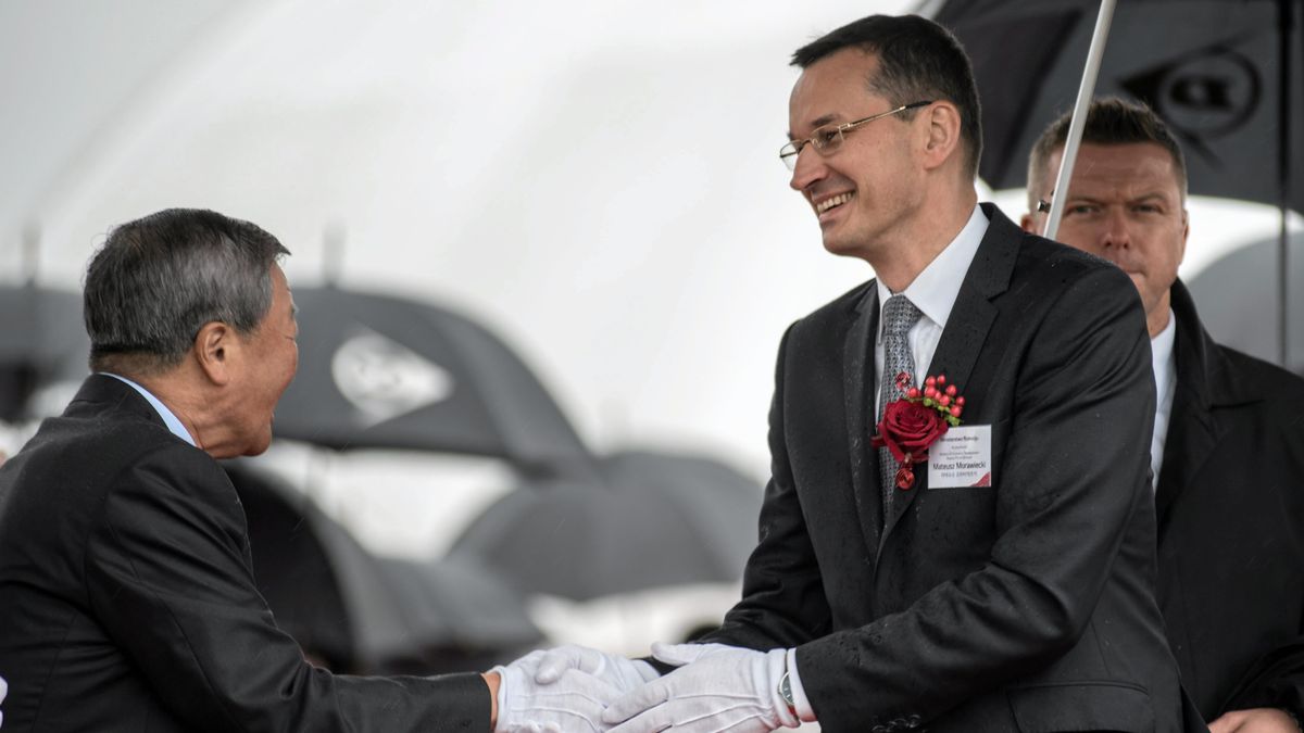 Mateusz Morawiecki na budowie fabryki pod Wrocławiem