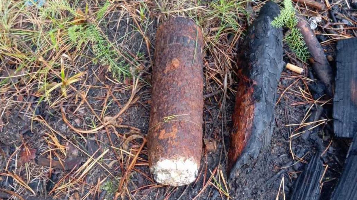 Niewybuch pocisku artyleryjskiego w zgaszonym ognisku