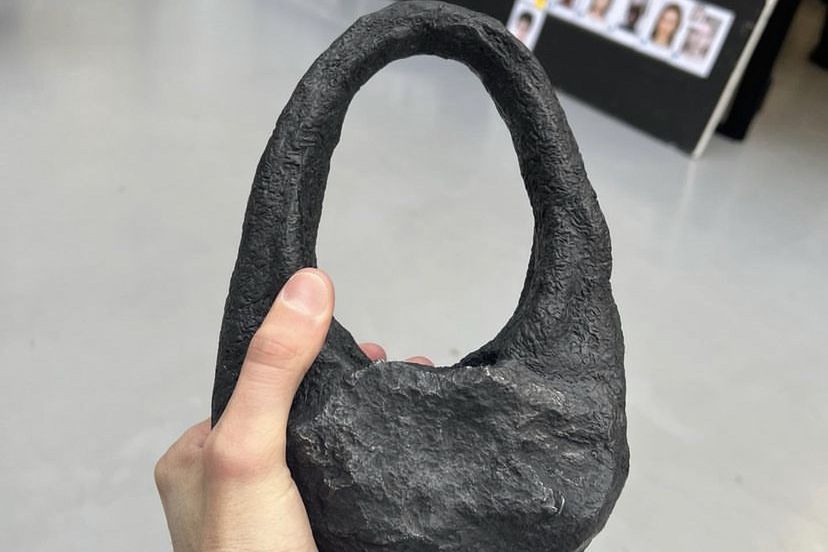 Французький бренд Coperni створив сумочку з метеориту 