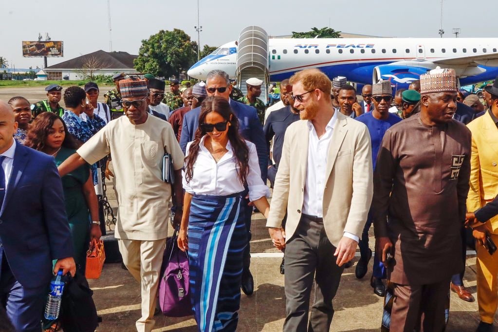 Książę Harry zaliczył wpadkę podczas podróży do Nigerii. Eksperci go miażdżą: "to ŚMIECHU WARTE"