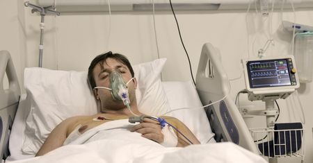 Nawet 50 tys. zakażeń tygodniowo. "Pacjenci dosłownie zalegają na SOR-ach"