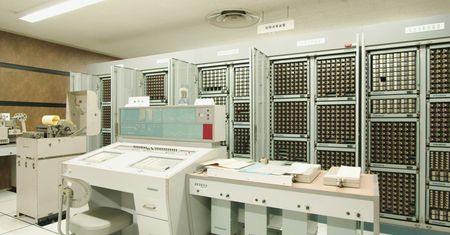 Fujitsu utrzymuje 60-letni komputer przekaźnikowy FACOM128B