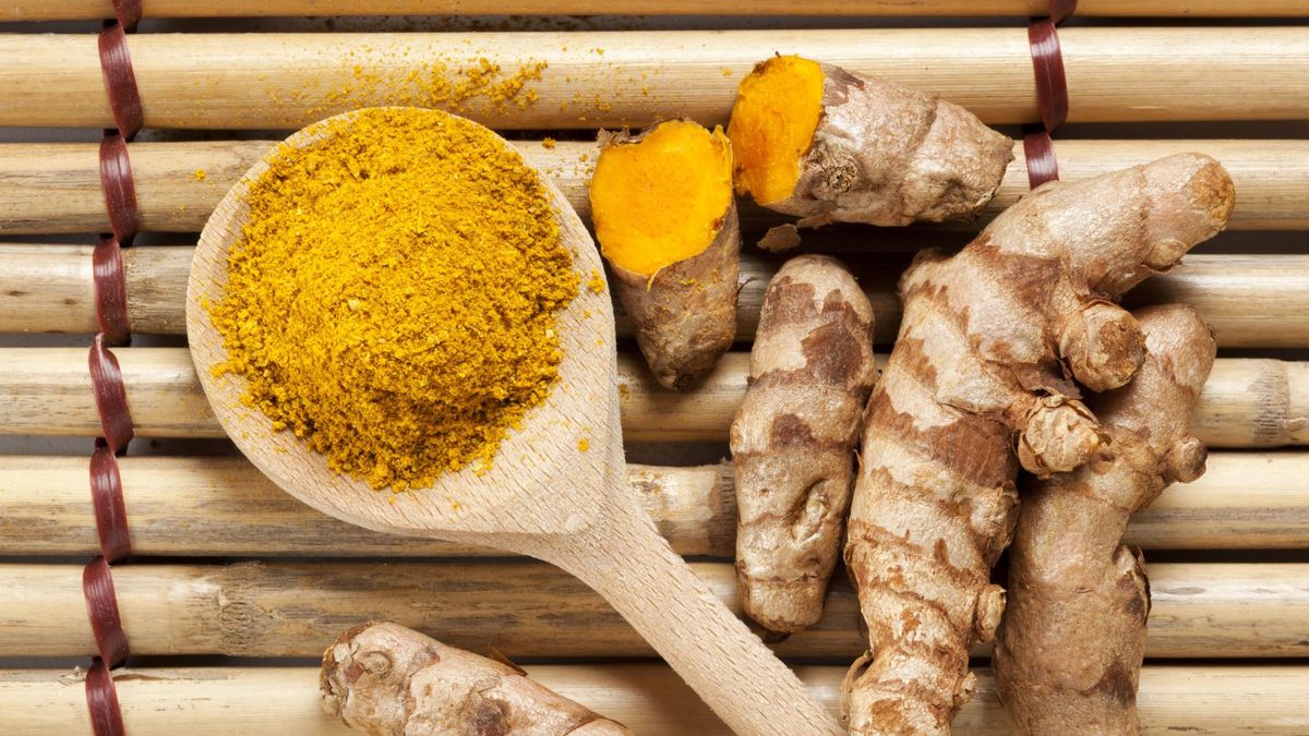 Oto 5 powodów, dla których warto pić wodę z kurkumą (WIDEO)