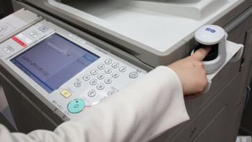Koniec z biurowym lenistwem: kserokopiarki odczytujące odciski palców 1