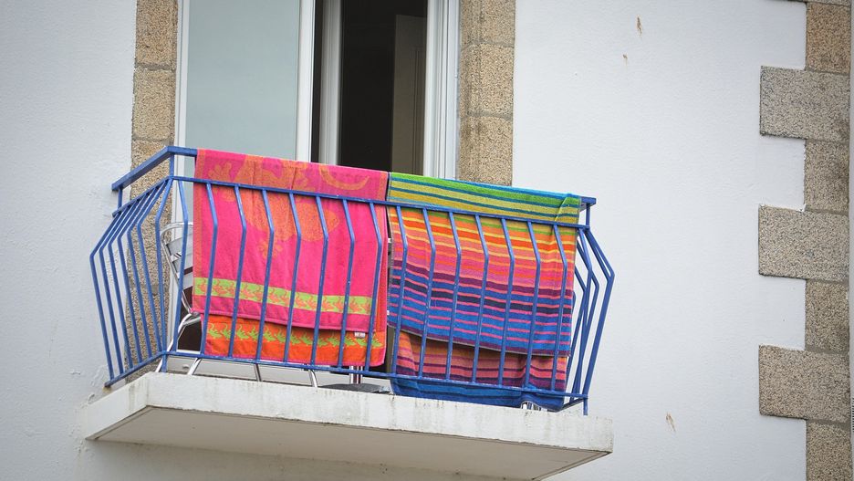 Suszenie prania na balkonie. Uwaga na mandaty