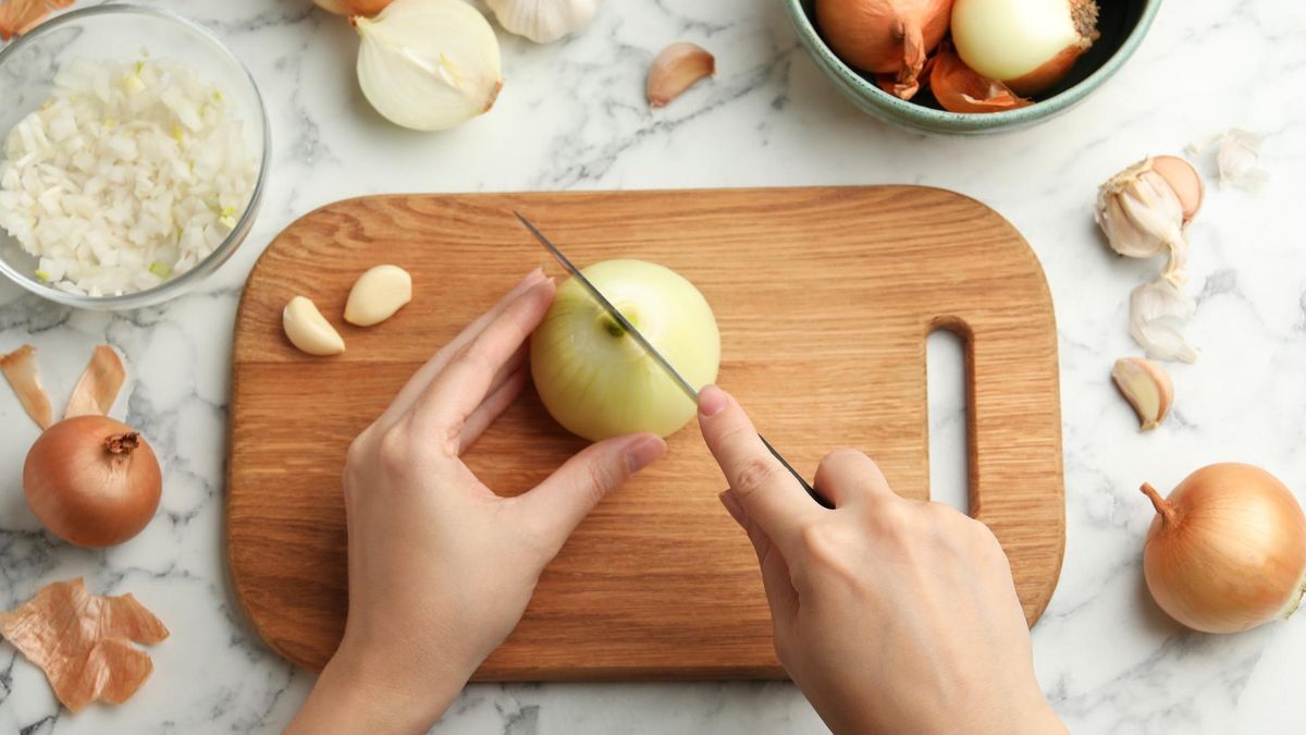 Związki zawarte w cebuli i czosnku wykazują m.in. właściwości antybakteryjne.