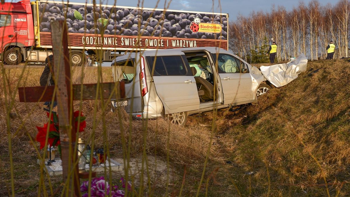 Wypadek na przepuście wodnym (fot. Adam Staskiewicz/East News)