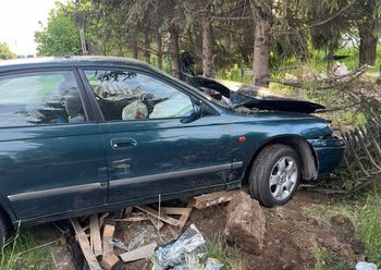Wypadek w gminie Pawłów. Toyota uderzyła w ogrodzenie