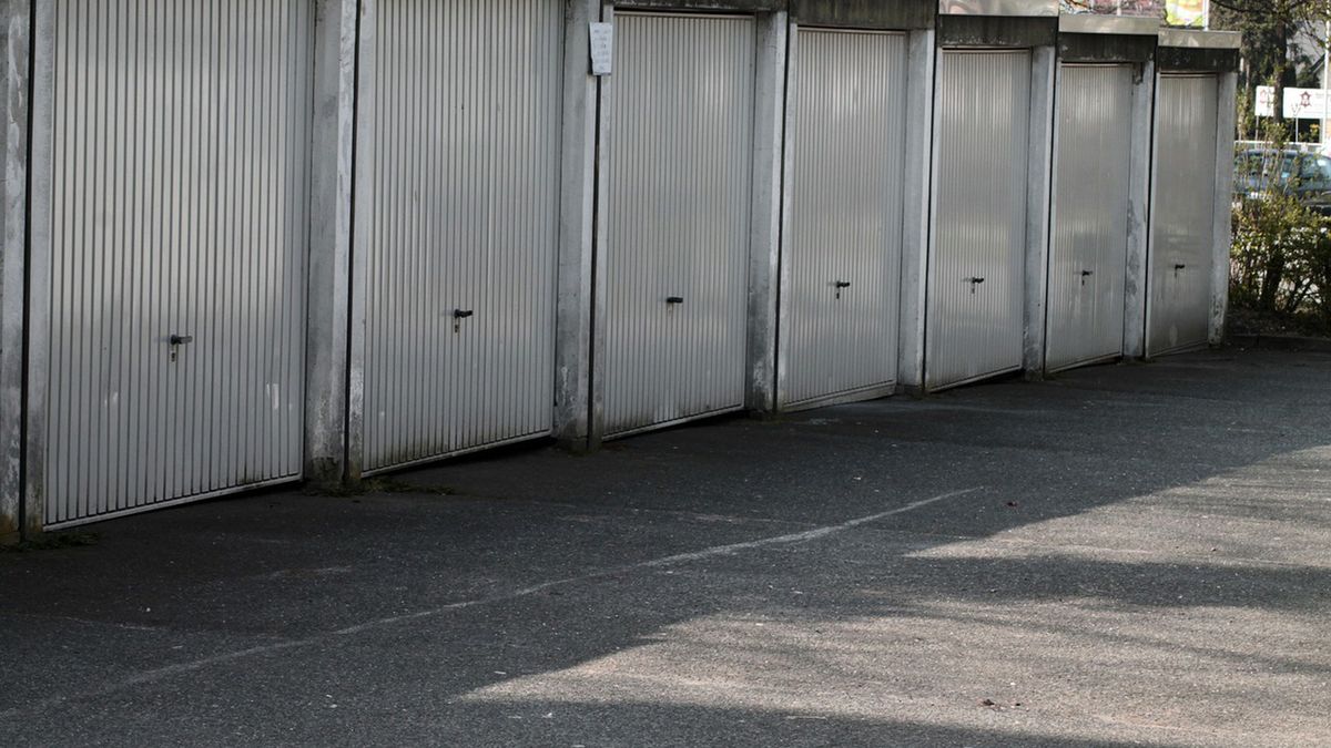 Zwłoki znaleziono w garażu blaszanym