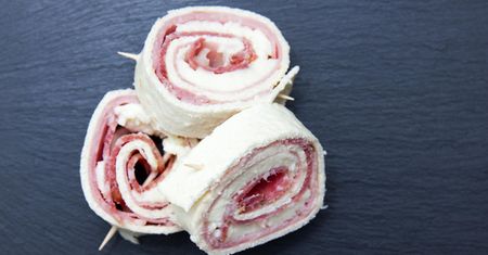 Goście pytają o przepis jeszcze przed północą. Tortillowe roladki, które robią furorę