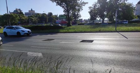 Drogowcy wycięli asfalt na ul. Lwowskiej. Kierowcy muszą omijać dziury