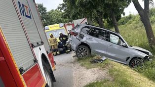 Wypadek BMW na Dolnym Śląsku. Samochód wjechał prosto do rowu