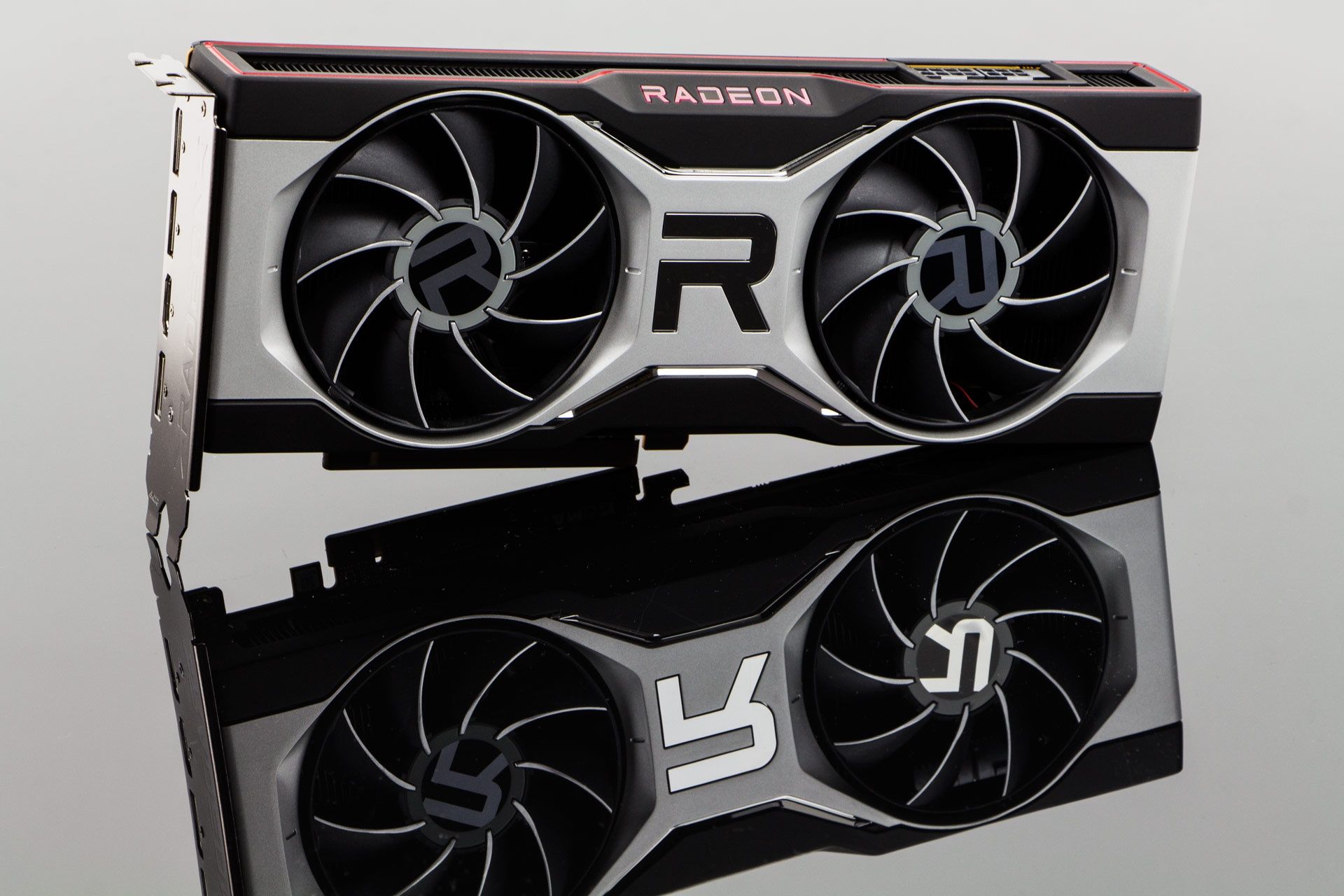 AMD Radeon RX 6700 XT - to na tę kartę macie polować w sklepach