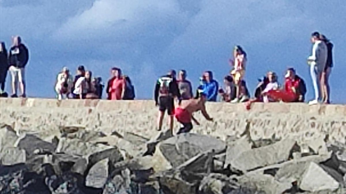 Wpadli do wzburzonego Bałtyku. "Skuter był wbity w falochron"