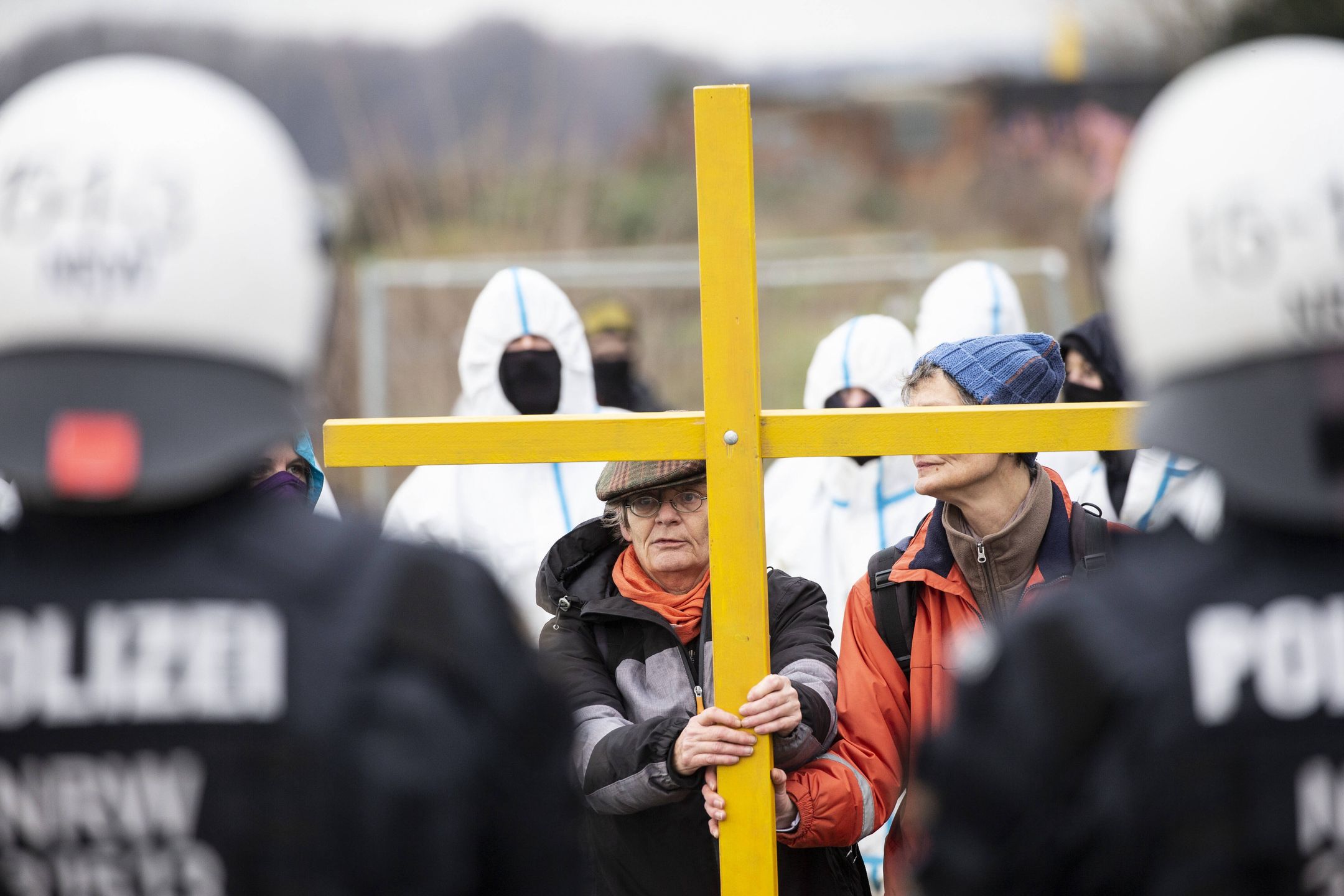 Activists block road to Luetzerath village set to be demolished
02 January 2023, North Rhine-Westphalia, Luetzerath: Police officers stand in front of activists on a road towards the village of Luetzerath. German climate activists positioned themselves on Monday behind a burning barricade to stop construction workers reaching a village earmarked for demolition for mining works. Photo: Thomas Banneyer/dpa 
Dostawca: PAP/DPA.
Thomas Banneyer