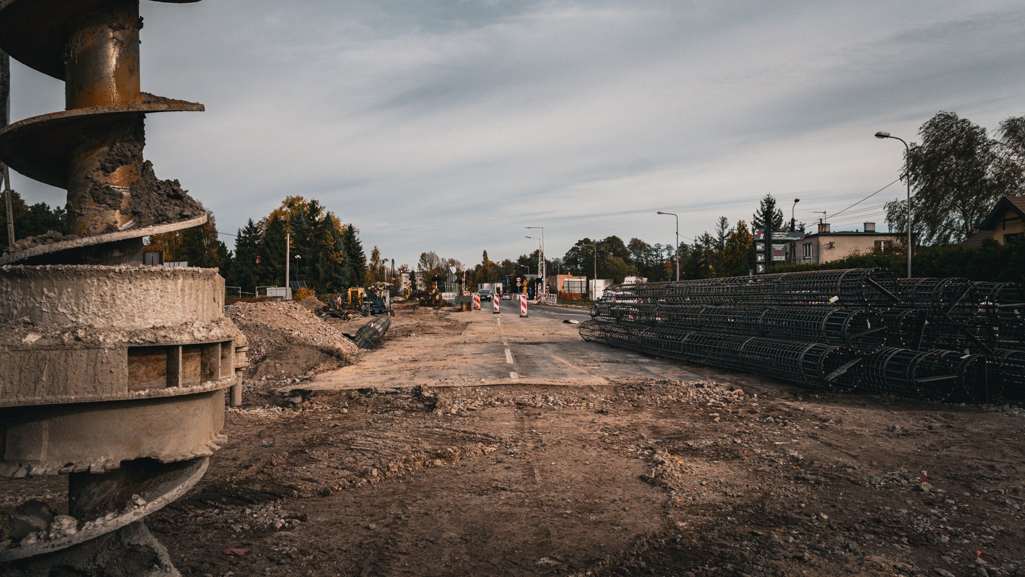 Na ul. Olsztyńskiej w Toruniu trwają prace przy budowie estakady nad torami kolejowymi. 