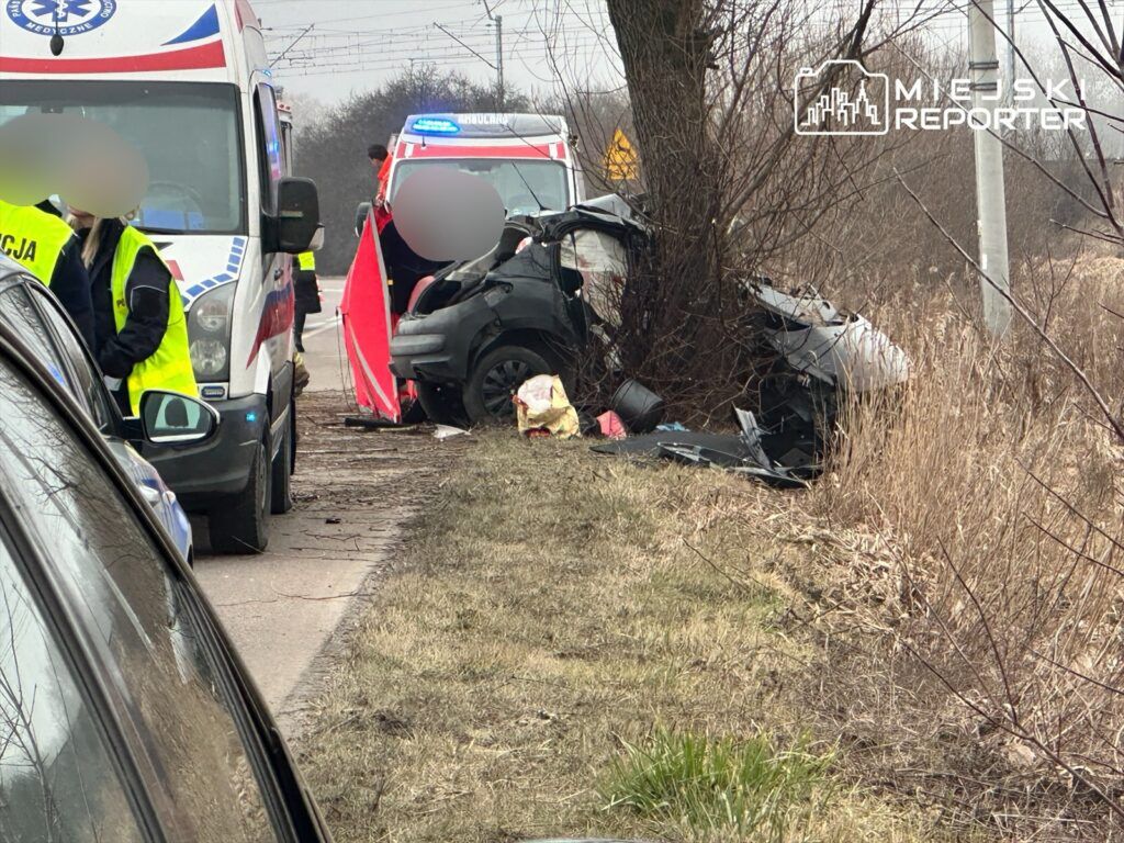 Tragiczny wypadek pod Warszawą. Dwie osoby nie żyją