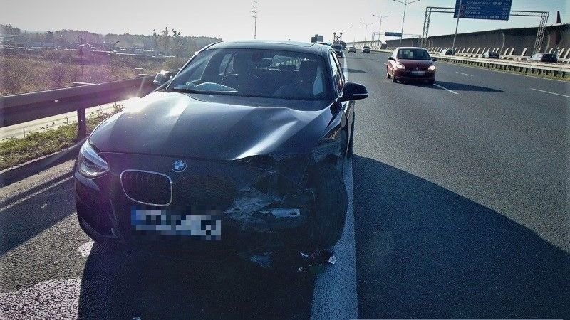 Wrocław. Po pijaku uderzył w barierki na AOW i uciekł. Policja dopadła kierowcę BMW