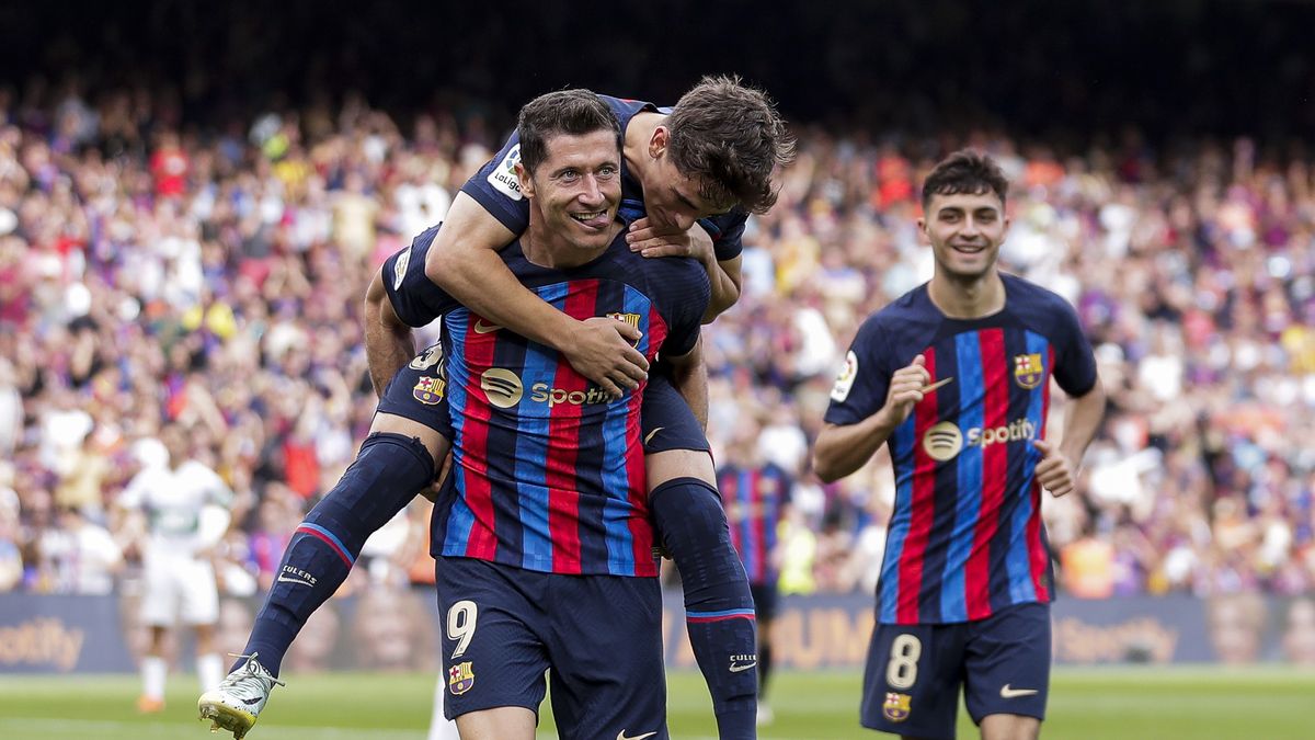 BARCELONA, SPAIN - SEPTEMBER 17: Robert Lewandowski of FC Barcelona celebrates goal 3-0 with Gavi of FC Barcelona, Pedri Gonzalez of FC Barcelona during the La Liga Santander  match between FC Barcelona v  Elche at the Spotify Camp Nou on September 17, 2022 in Barcelona Spain (Photo by David S. Bustamante/Soccrates/Getty Images)